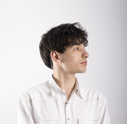 A portrait of Jordi Gómez